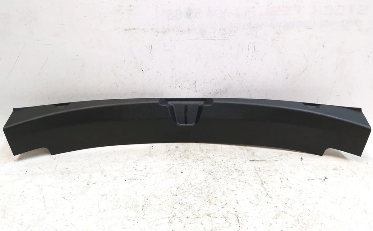 18 Отделка багажника пластик (под замок) с повреждением Tesla model 3 1086315-00-F