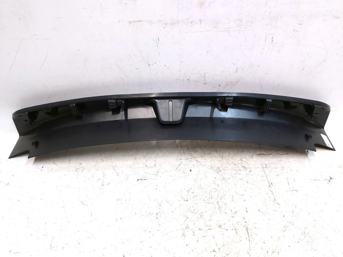 18 Отделка багажника пластик (под замок) с повреждением Tesla model 3 1086315-00-F