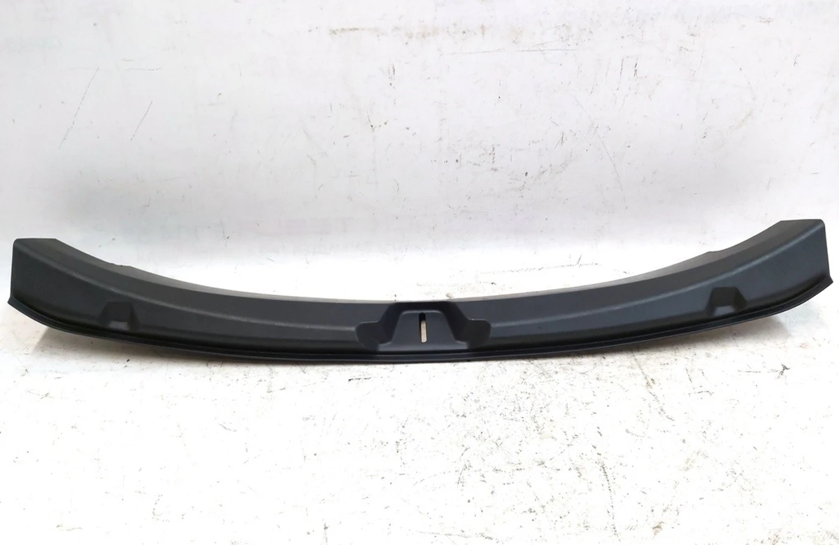 18 Отделка багажника пластик (под замок) с повреждением Tesla model 3 1086315-00-F