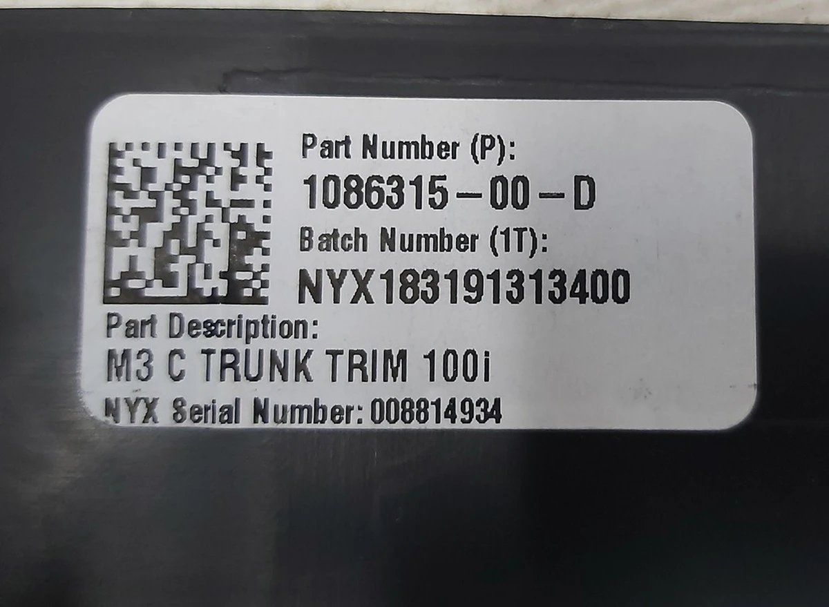 18 M3, TRUNK SILL TRIM, ASY {M3} with damage Tesla model 3 1086315-00-F