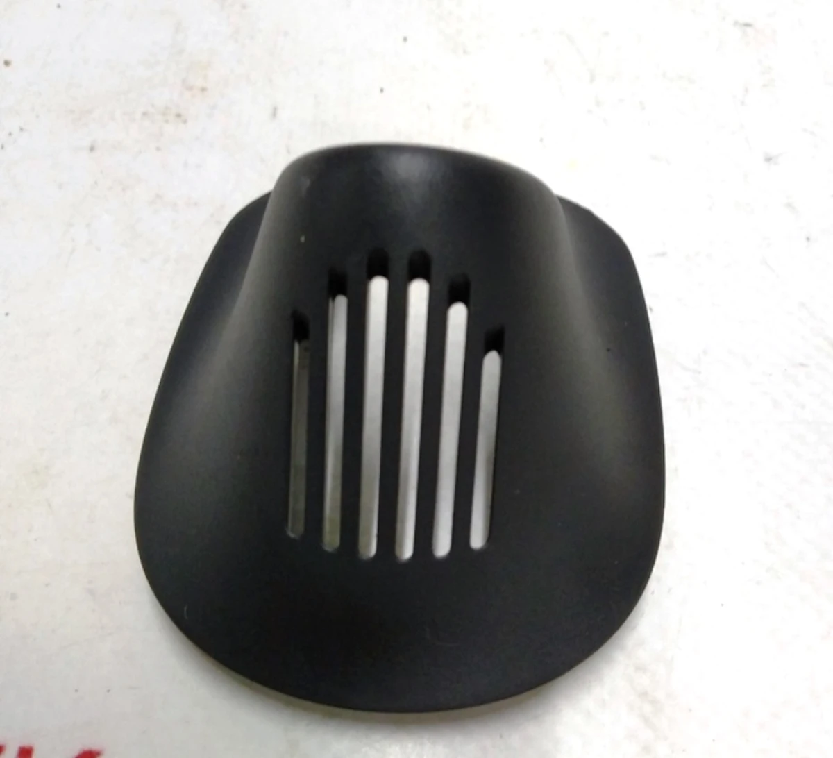 4 Облицювання кронштейна дзеркала заднього виду і камери TRIPLE нижня Tesla model 3 1086328-00-F