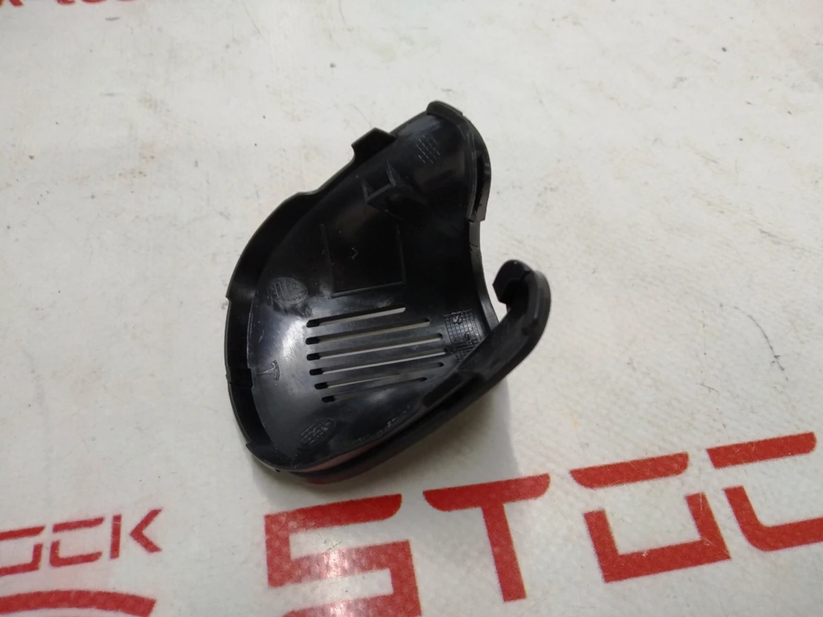 4 Облицювання кронштейна дзеркала заднього виду і камери TRIPLE нижня Tesla model 3 1086328-00-F