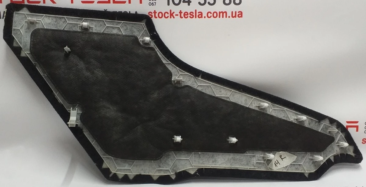 30 Facing of the center console right front Tesla model 3 1086816-00-G