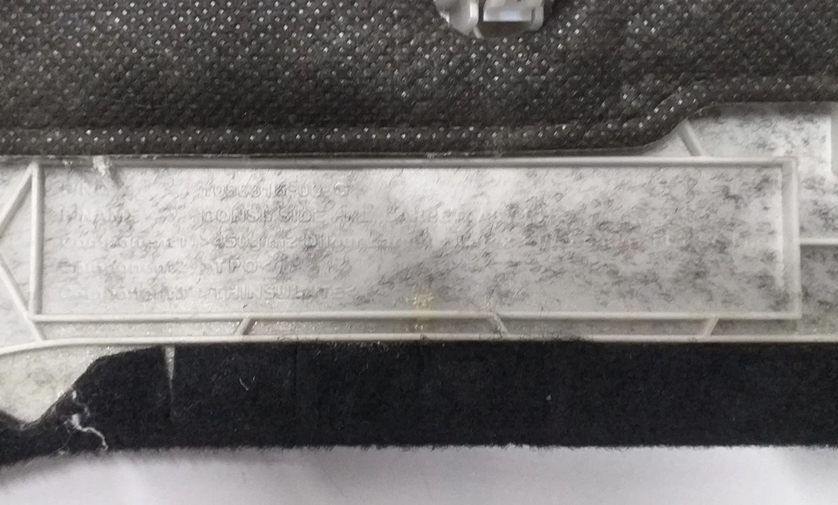 30 Facing of the center console right front Tesla model 3 1086816-00-G