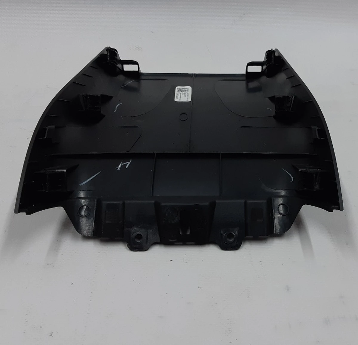 23 Декоративная накладка центральной консоли задняя верхняя Tesla model 3 1087930-00-B