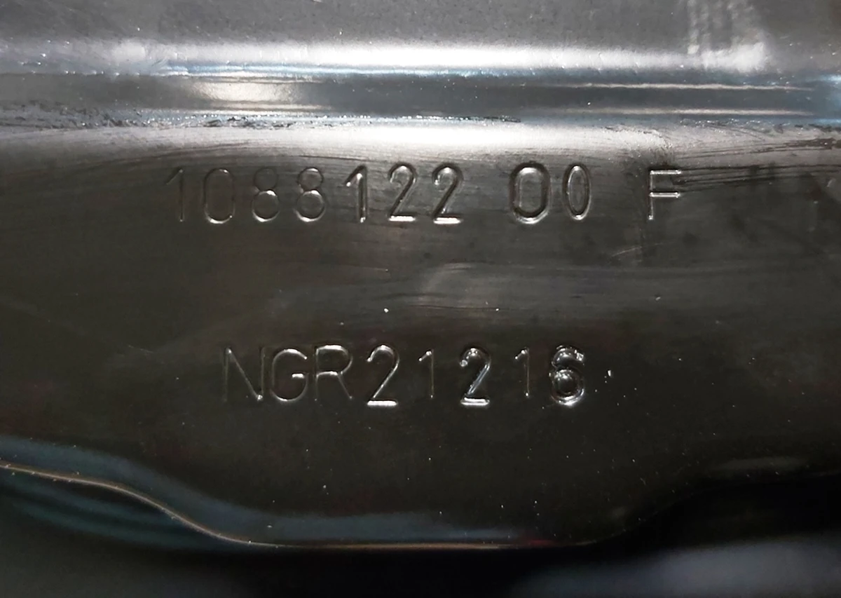 Кришка верхня основної батареї з пошкодженням Tesla model 3 1088122-00-F