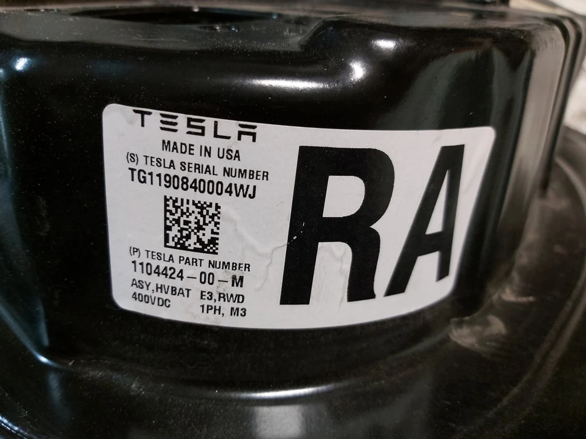 Cover upper main battery Mid Range Tesla model 3 1104432-00-M