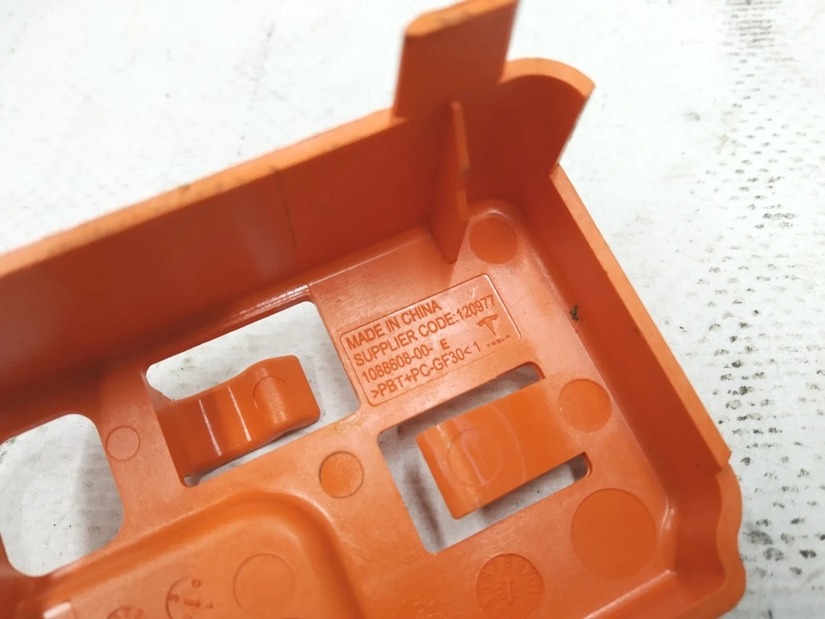 INSULATOR,ACCESS,SHUNT Tesla model 3 model Y 1088608-00-E