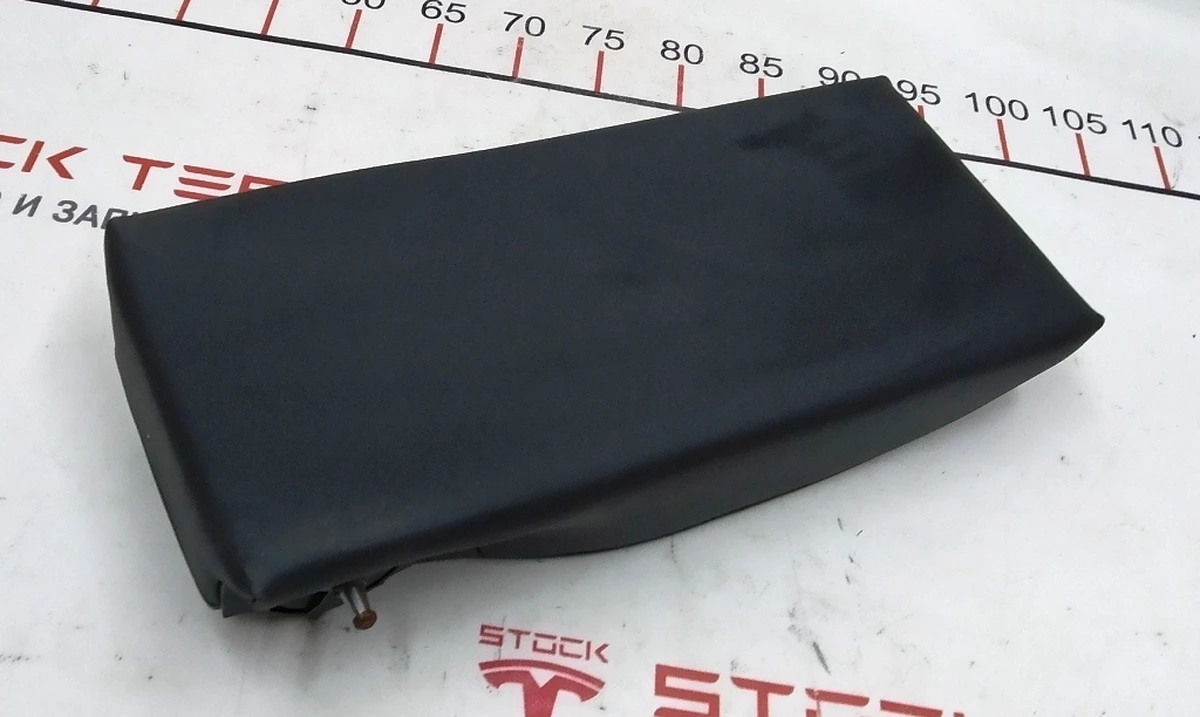 10 Підлокітник сидінь 2-го ряду PUR BLACK у зборі Tesla model 3 1088862-91-H