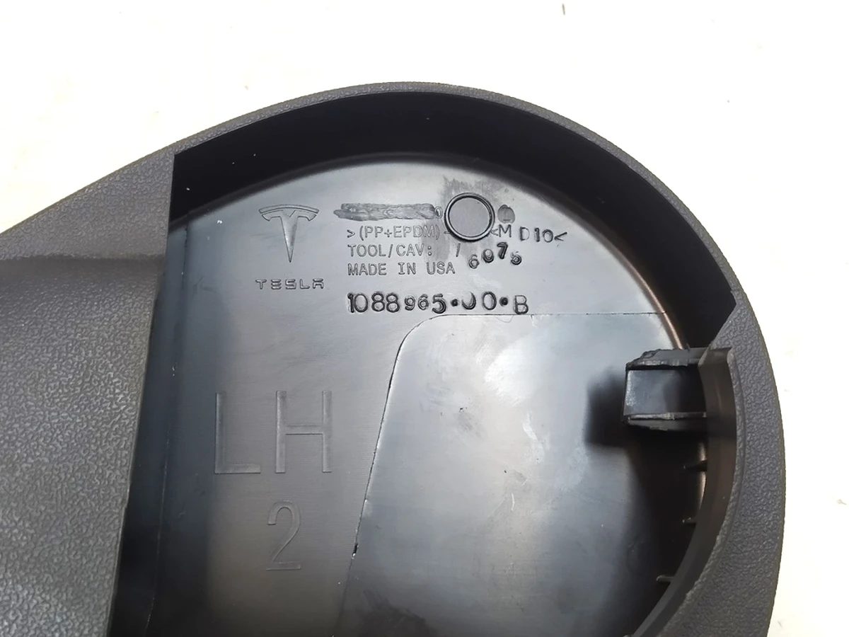Накладка декоративная сиденья водителя нижняя правая Б/У Tesla Model 3, Model Y 1557725-00-E