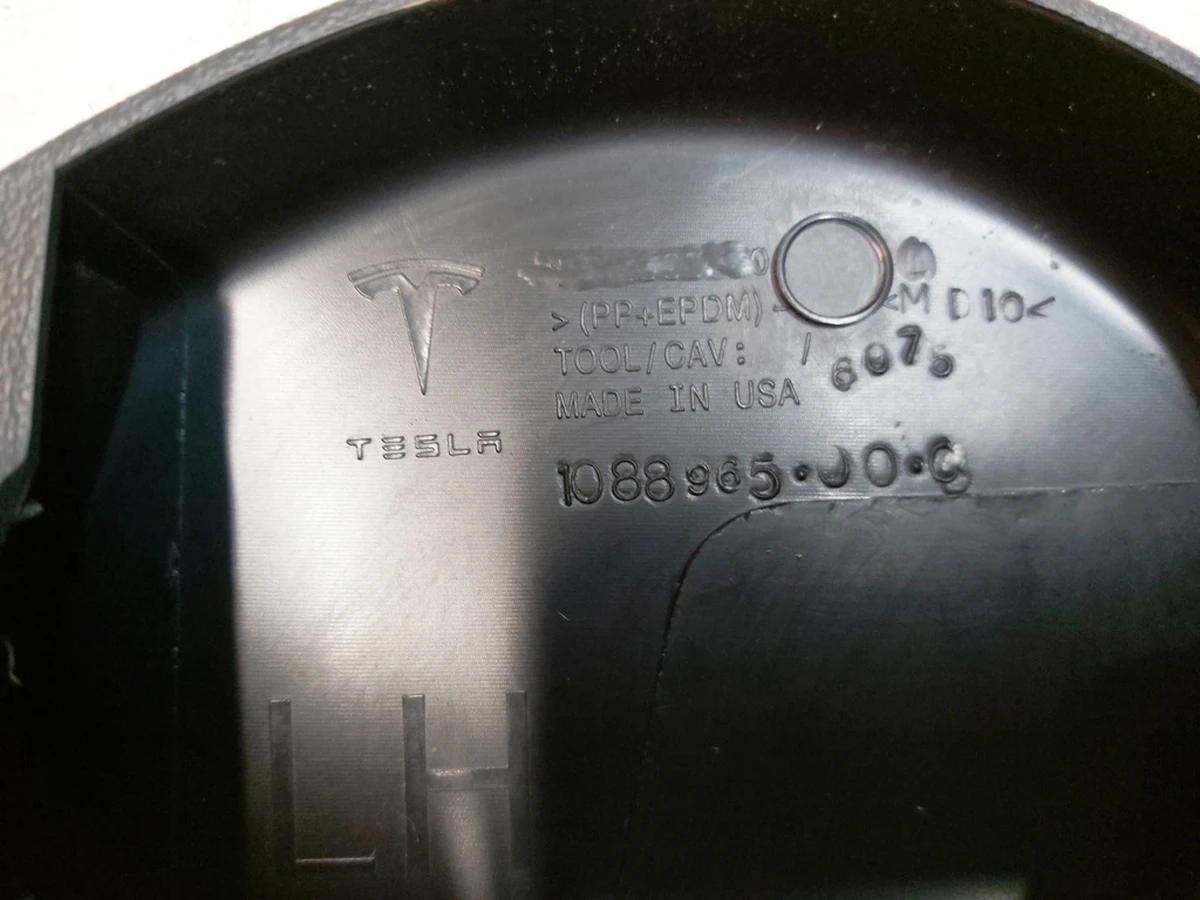 6 Накладка декоративна сидіння водія нижня права Tesla model 3, model Y 1088965-00-C