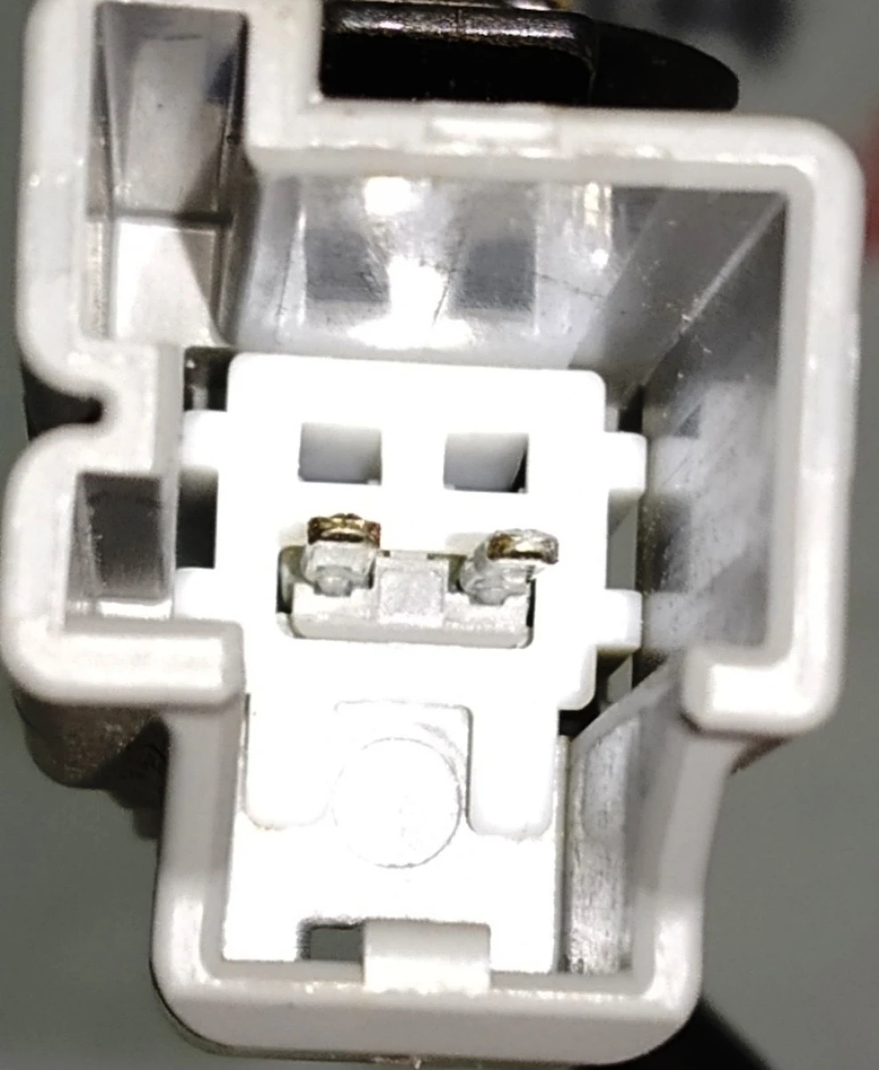 3 Замок ременя безпеки 2-го ряду сидінь 60/40 правий / центральний (BLACK) (з подряпинами) Tesla model X 1089189-05-B