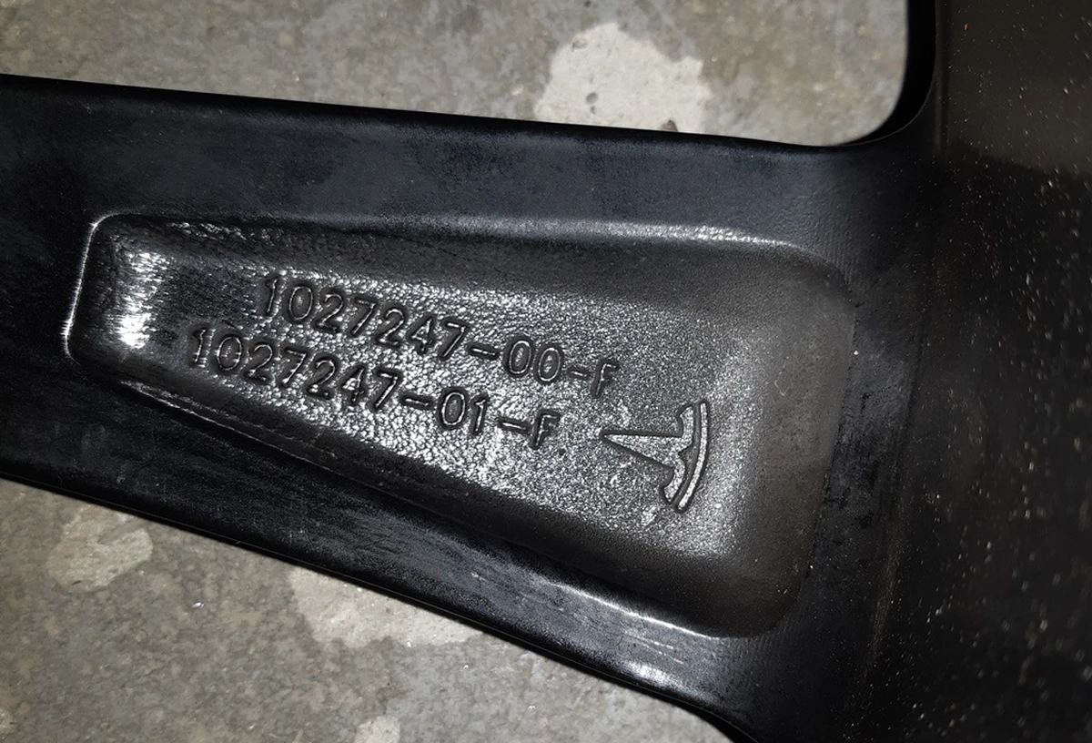 3 Rear wheel assembly 22x10 TURBINE BLACK Tesla model X 1089366-00-C