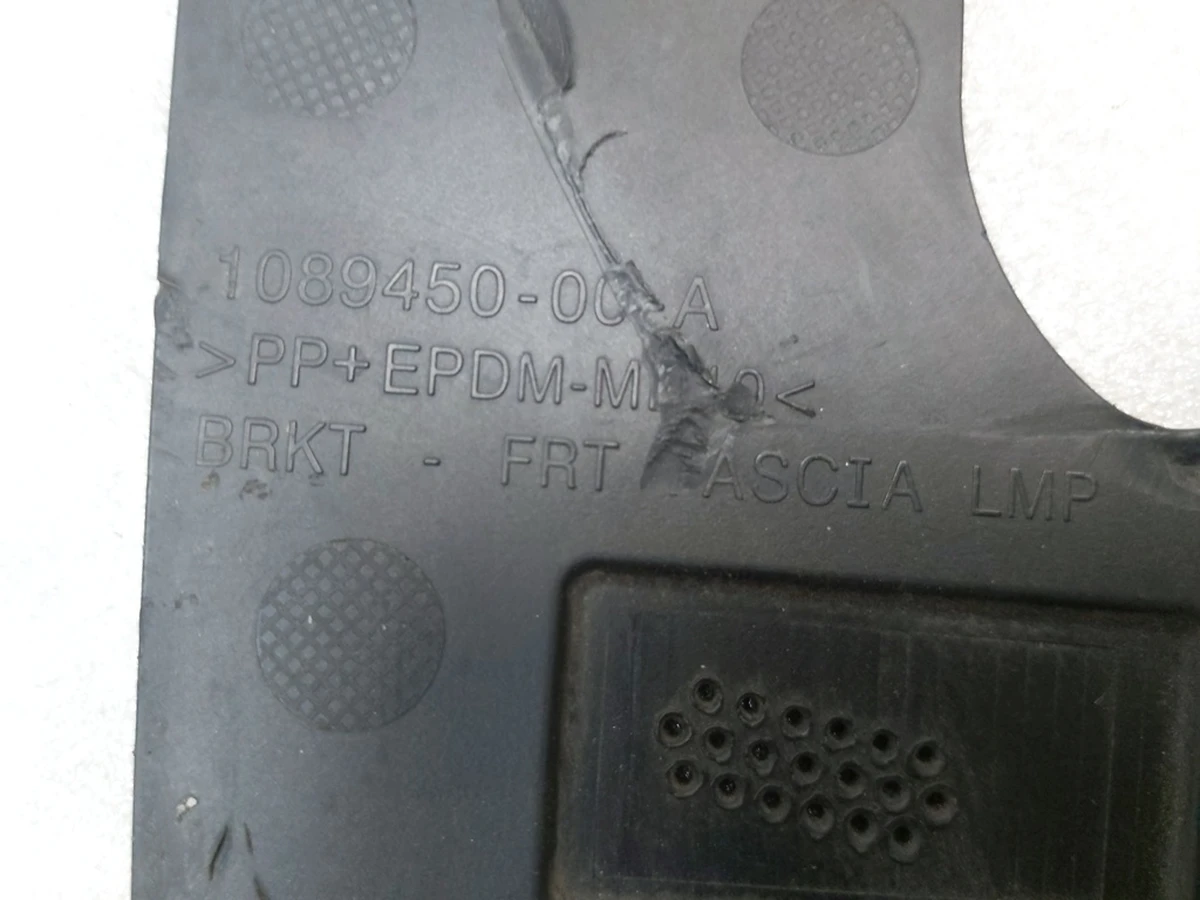 1 Кронштейн фары противотуманной правой (полной) UP-LEVEL Tesla Model 3 1089450-00-A