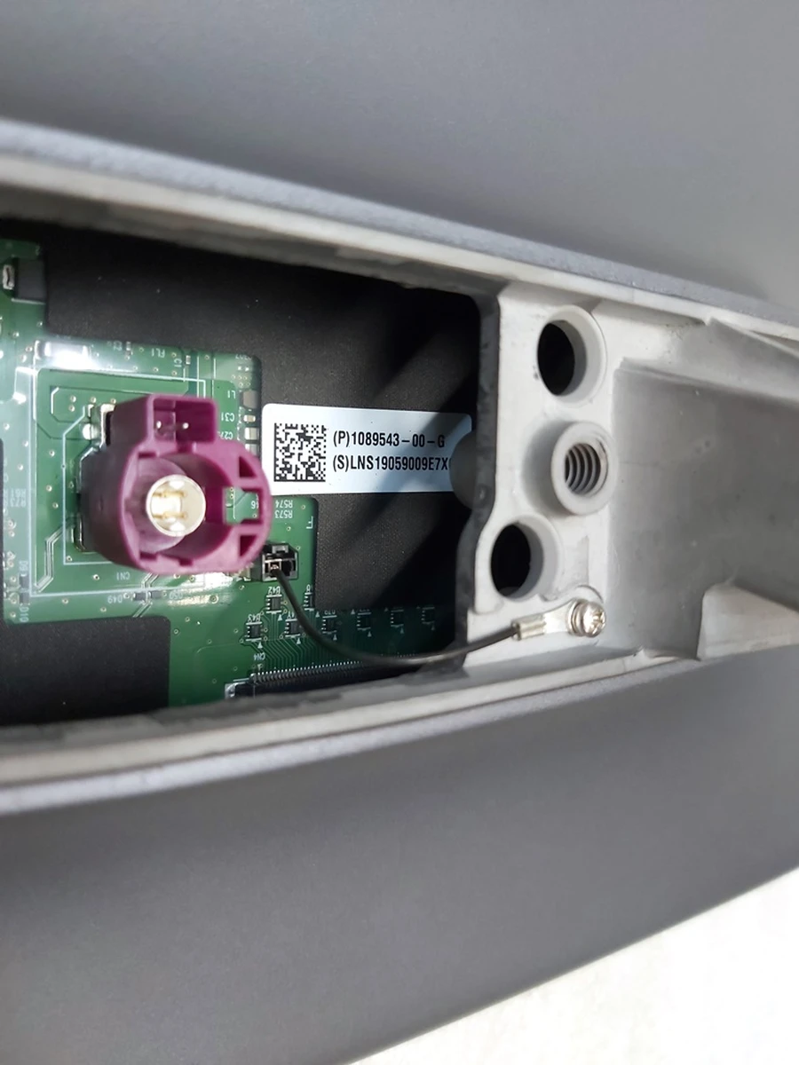 1 Дисплей з тачскрином з пошкодженням корпусу екрану, повітряні бульбашки Tesla model 3, Y 1089543-00-H