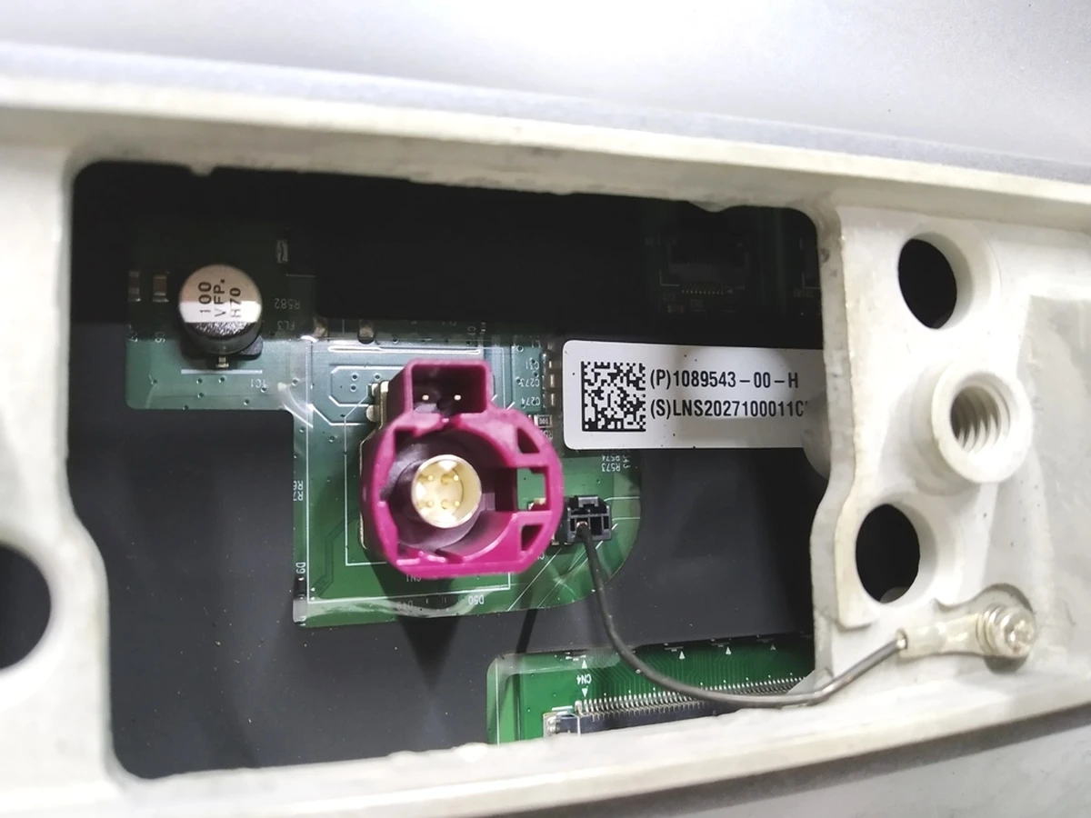 Дисплей з тачскріном із засвітами Tesla model 3 1089543-00-H