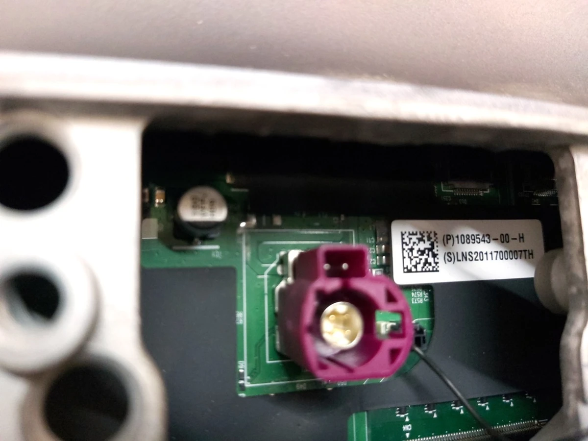 1 Дисплей з тачскрином робітник із пошкодженням екрану Tesla model 3, model Y 1089543-00-H