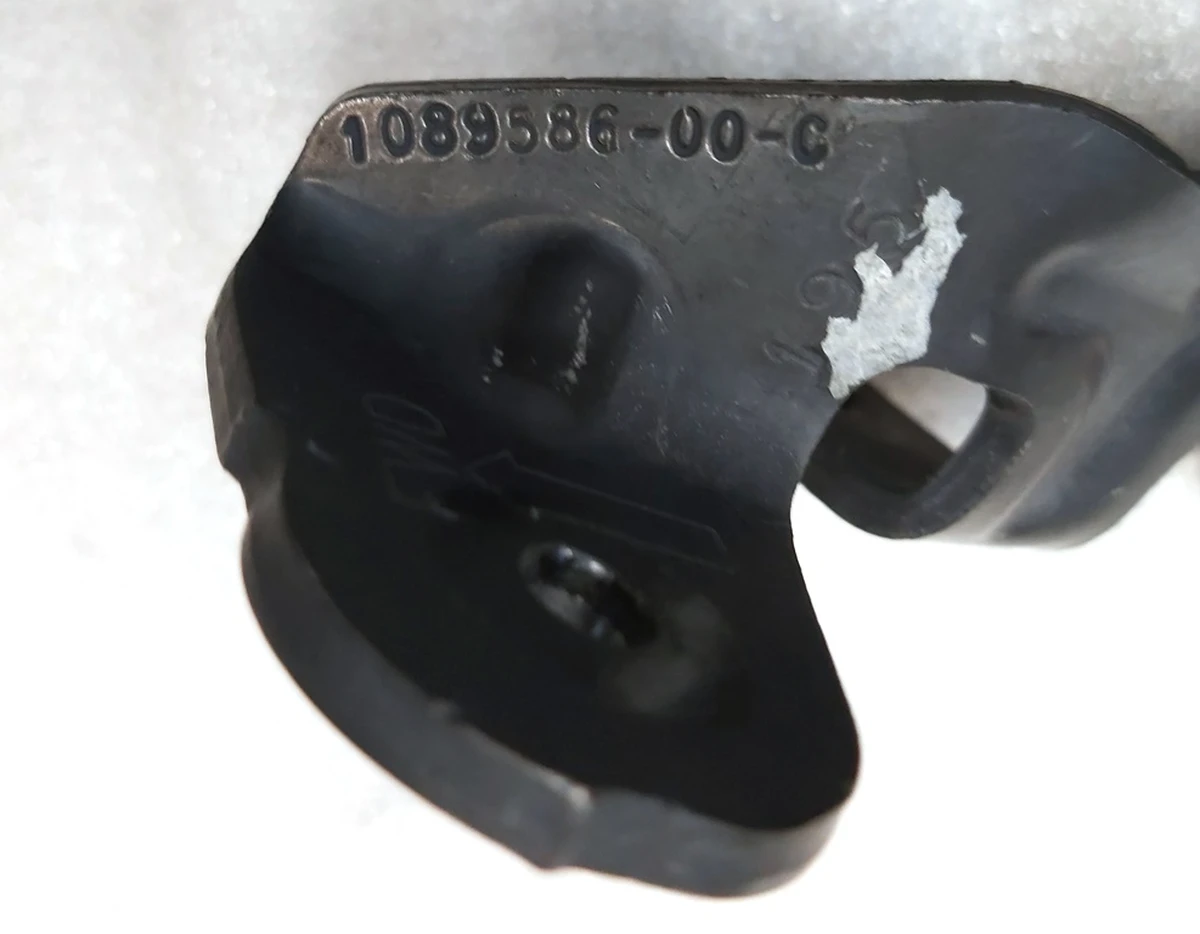 4 Кронштейн амортизатора капота нижній правий Tesla model 3 1089586-00-C