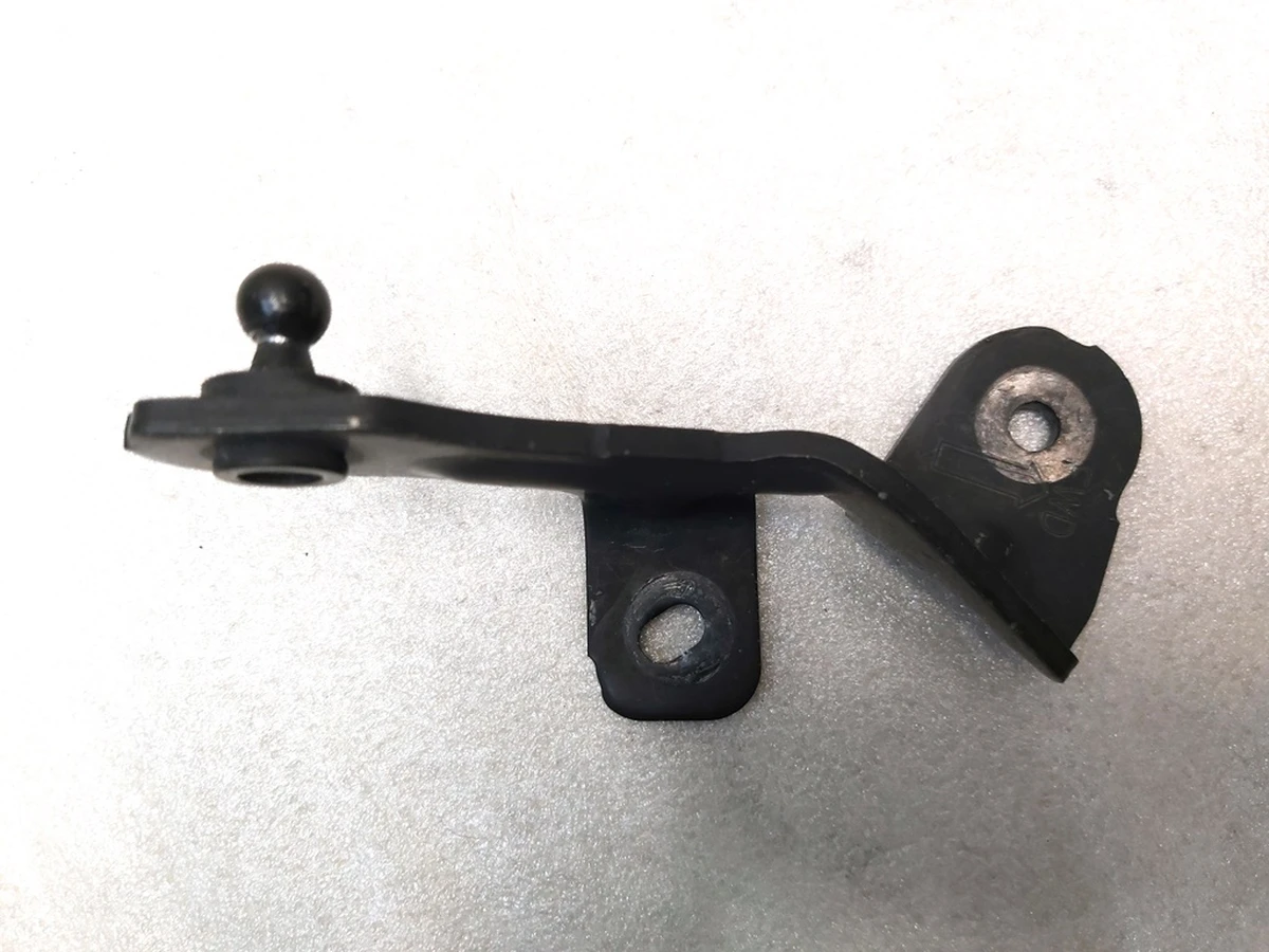 4 Кронштейн амортизатора капота нижній правий Tesla model 3 1089586-00-C