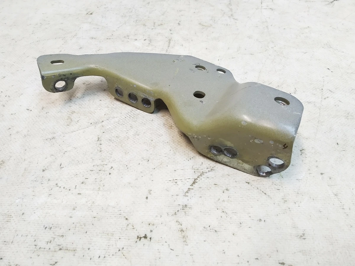 4 Кронштейн стакана лівого для балки посиленої поперечної Tesla model Y 1089623-S0-A