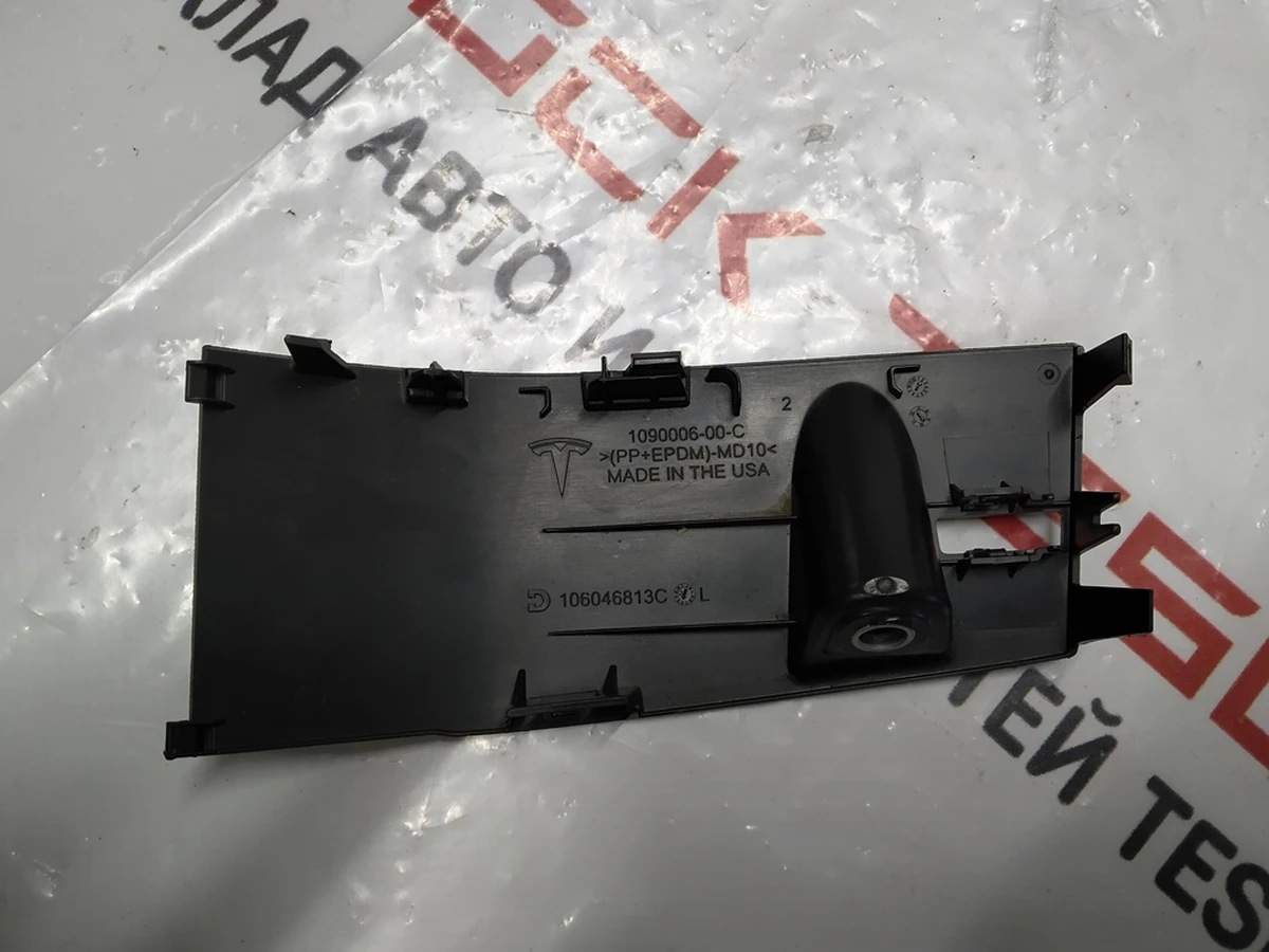 4 Кришка блоку перемикачів двері передньої лівої Tesla model 3 1090006-00-D