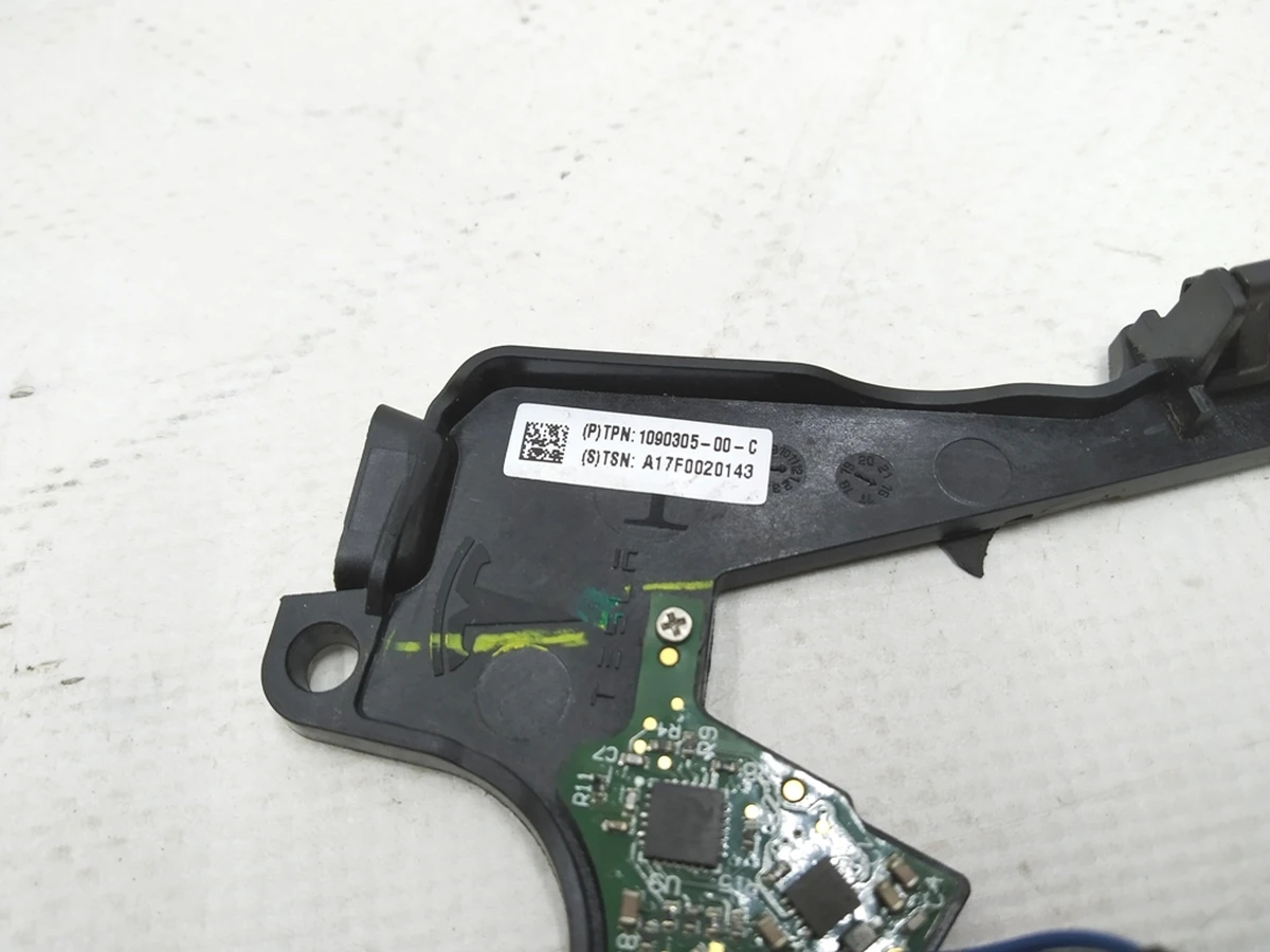 Кронштейн кріплення камери TRIPLE із датчиком дощу Tesla model X 1095516-00-G