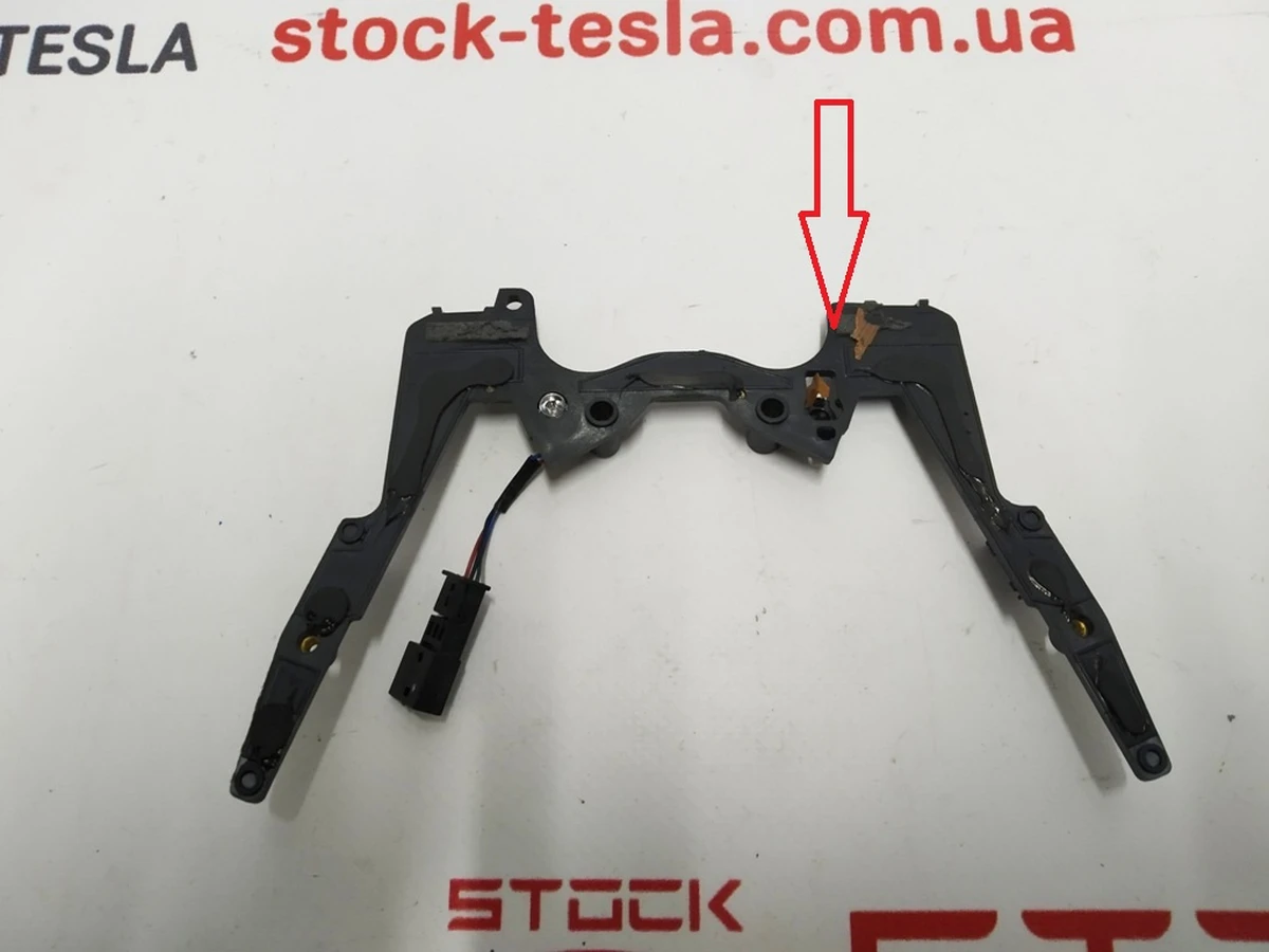Кронштейн крепления камеры TRIPLE с датчиком дождя (с повреждением) Tesla model X 1095516-00-G