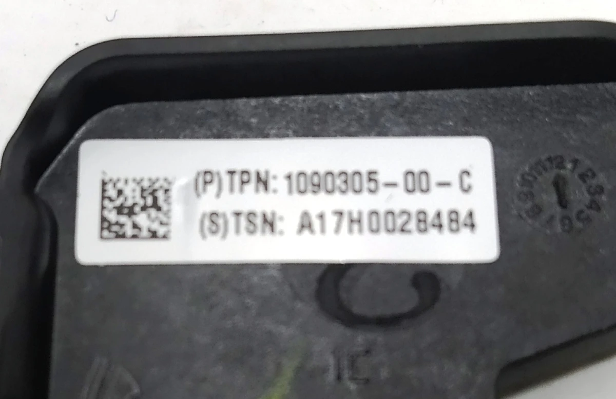 Кронштейн крепления камеры TRIPLE с датчиком дождя (с повреждением) Tesla model X 1095516-00-G