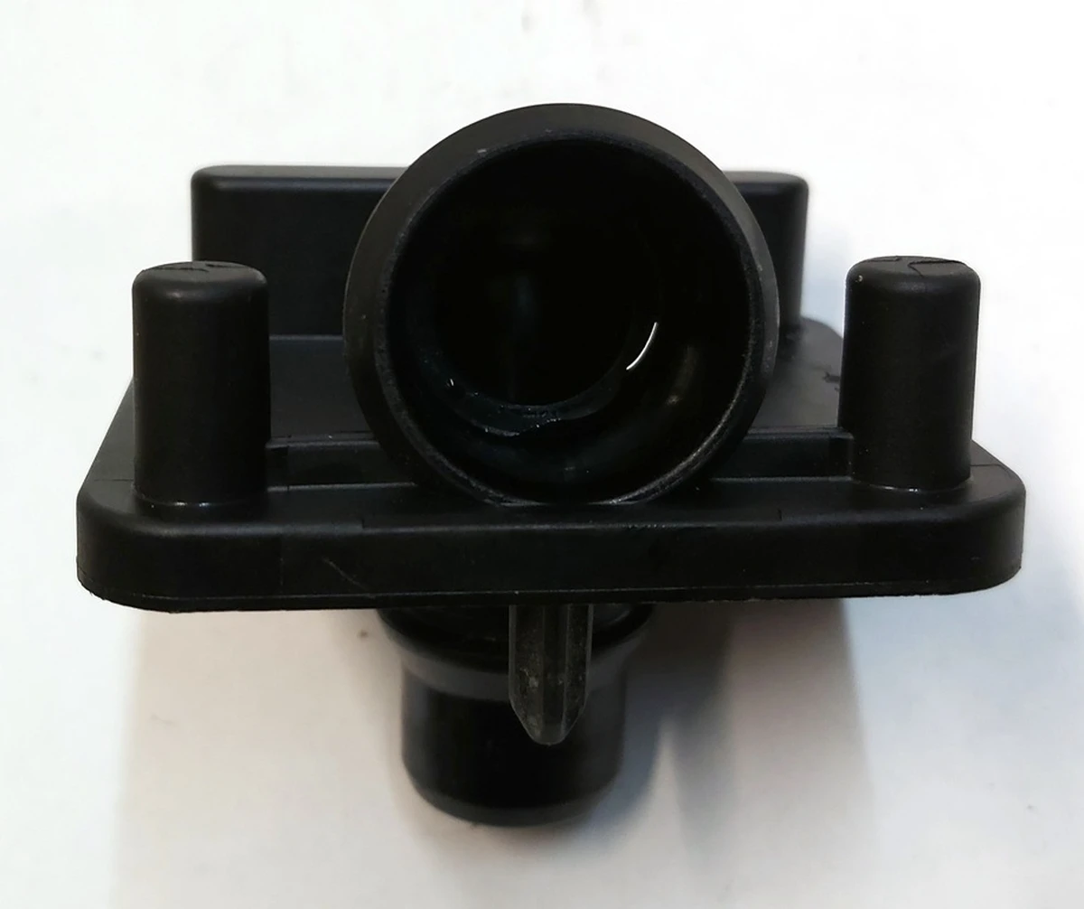 Перехідник патрубка системи охолодження основної батареї Tesla model 3 1090365-00-E