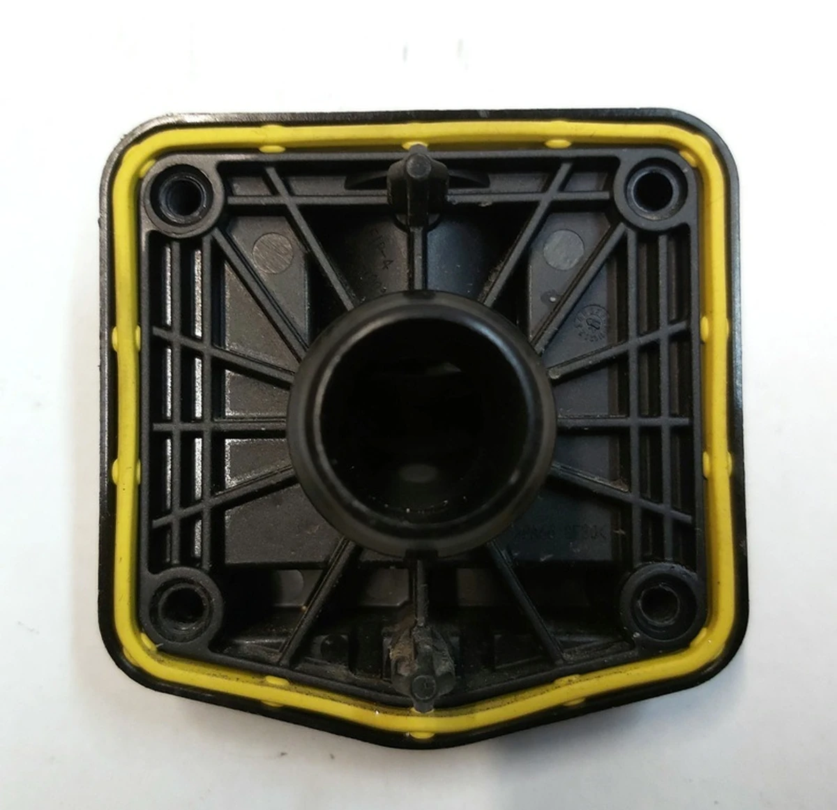 Перехідник патрубка системи охолодження основної батареї Tesla model 3 1090365-00-E