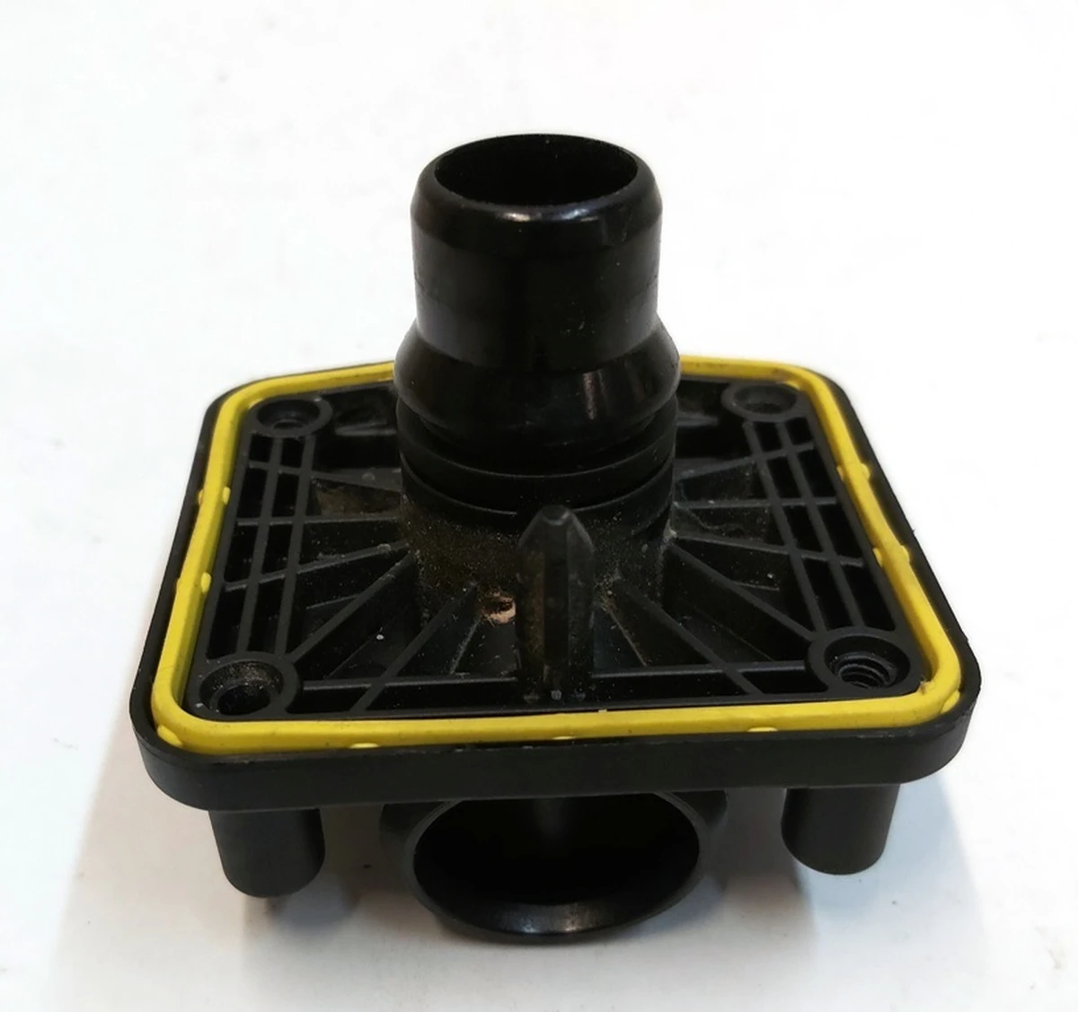 Перехідник патрубка системи охолодження основної батареї Tesla model 3 1090365-00-E