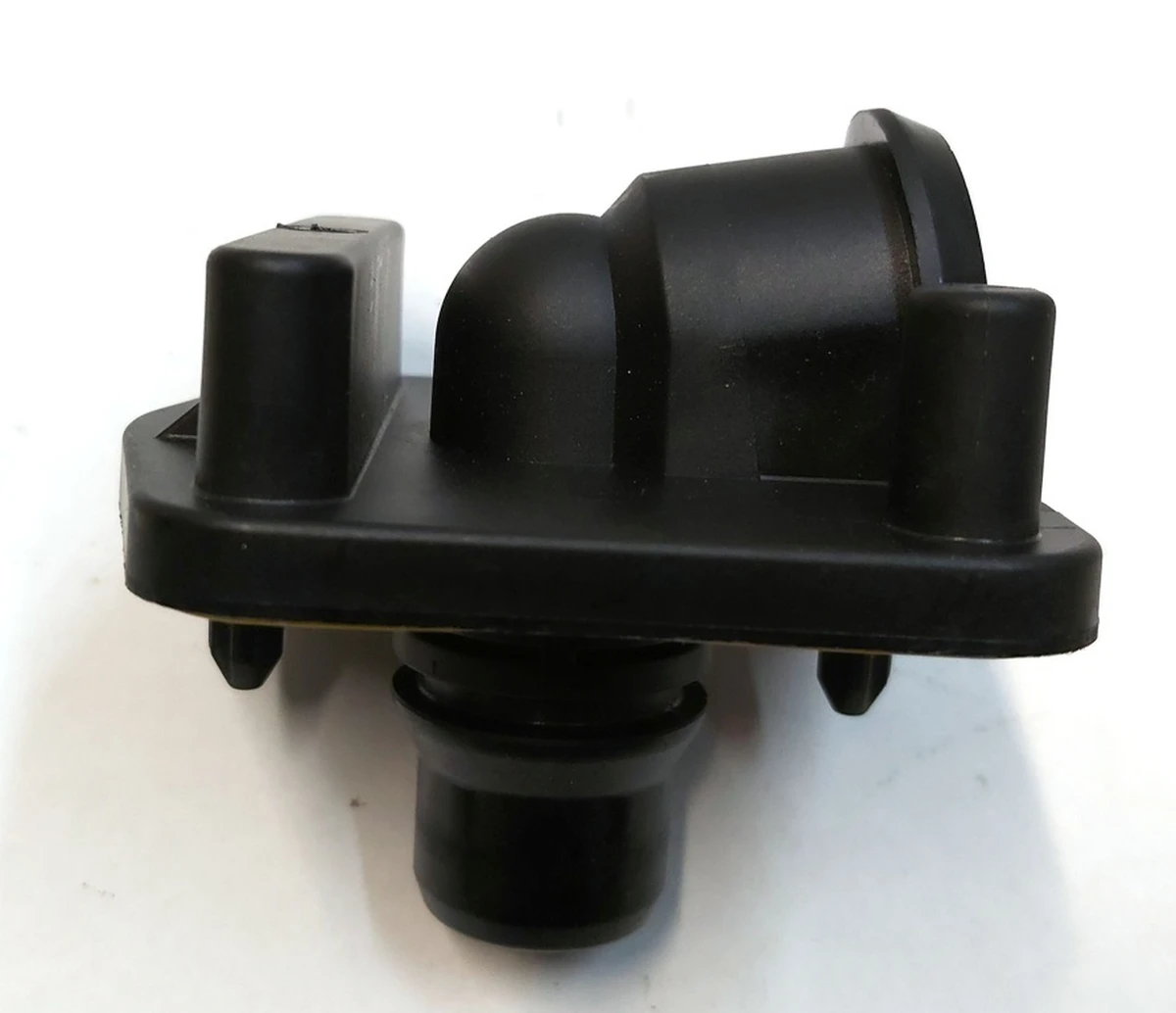 Перехідник патрубка системи охолодження основної батареї Tesla model 3 1090365-00-E