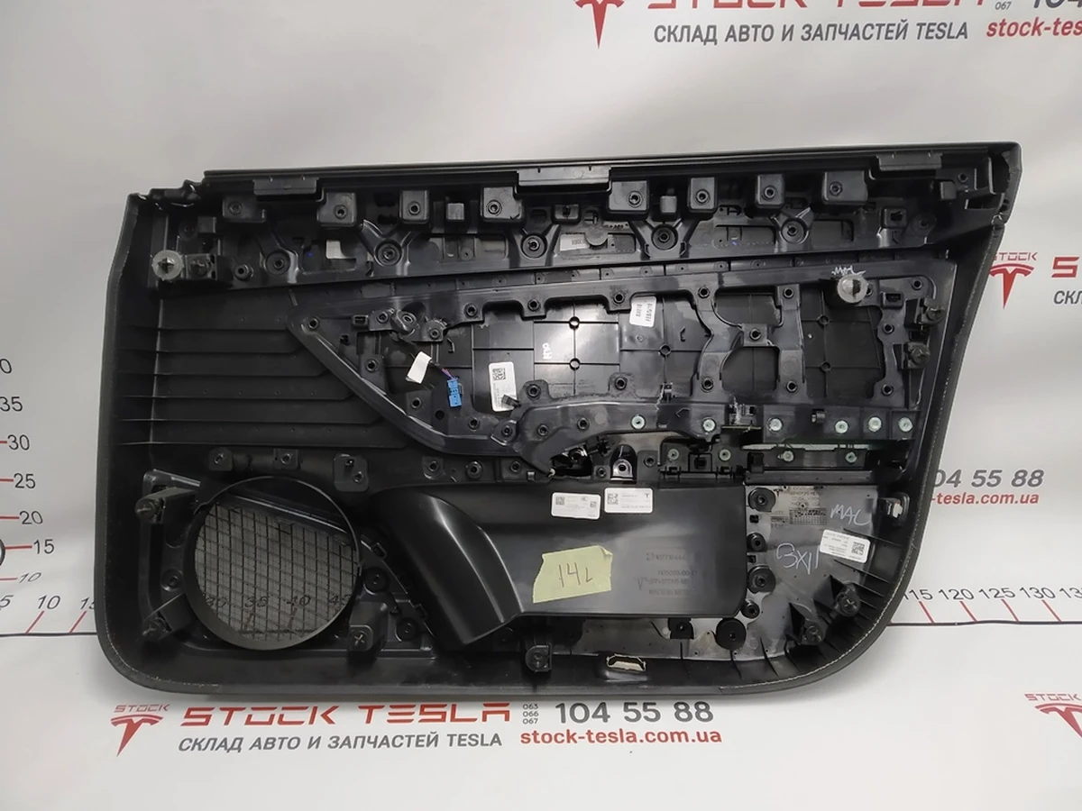 1 Карта двери передней левой PREM BLACK (отделка мягкая) c блоком стеклопод.(глянец) Tesla model 3 1090409-91-L