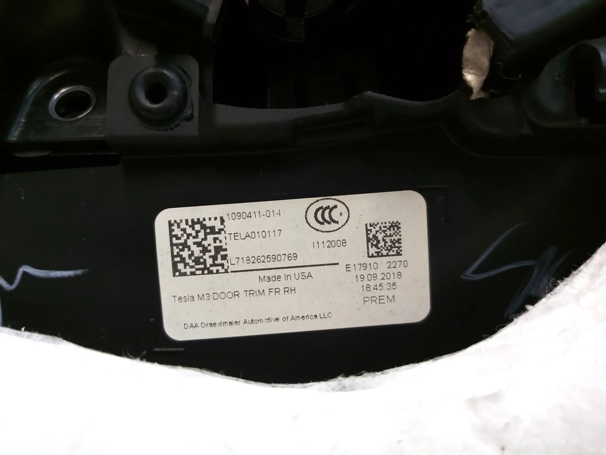 14 Карта двері передньої правої PREM BLACK з пошкодженням Tesla model 3 1090411-01-I