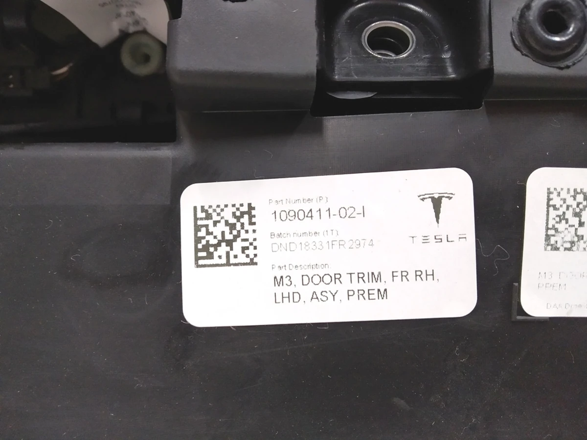 1 Карта двери передней правой PREM WHITE в сборе с блоком рег. стеклоподъемника Tesla model 3 1090411-02-H