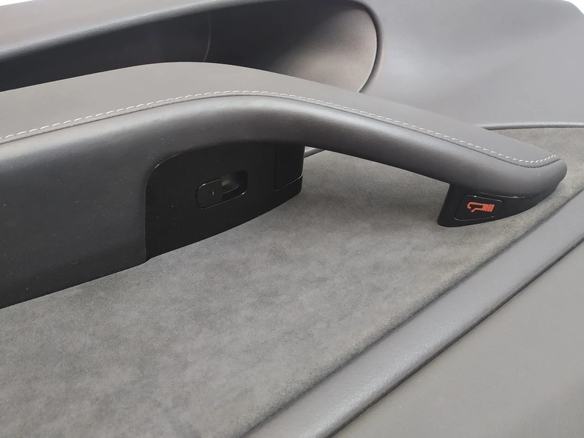 14 Карта двери передней правой PREM BLACK (отделка мягкая) c блоком стеклопод.(глянец) Tesla model 3 1090411-91-L