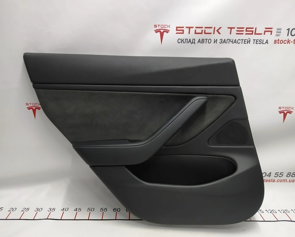 1 Карта двери задней левой PREM BLACK (отделка мягкая) c блоком стеклопод (глянец) Tesla model 3 1090413-01-L