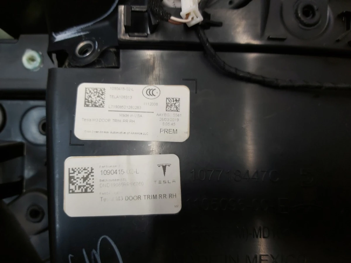 11 DOOR TRIM, REAR RH, PREM WHITE without power window unit with damage Tesla model 3 1090415-02-M