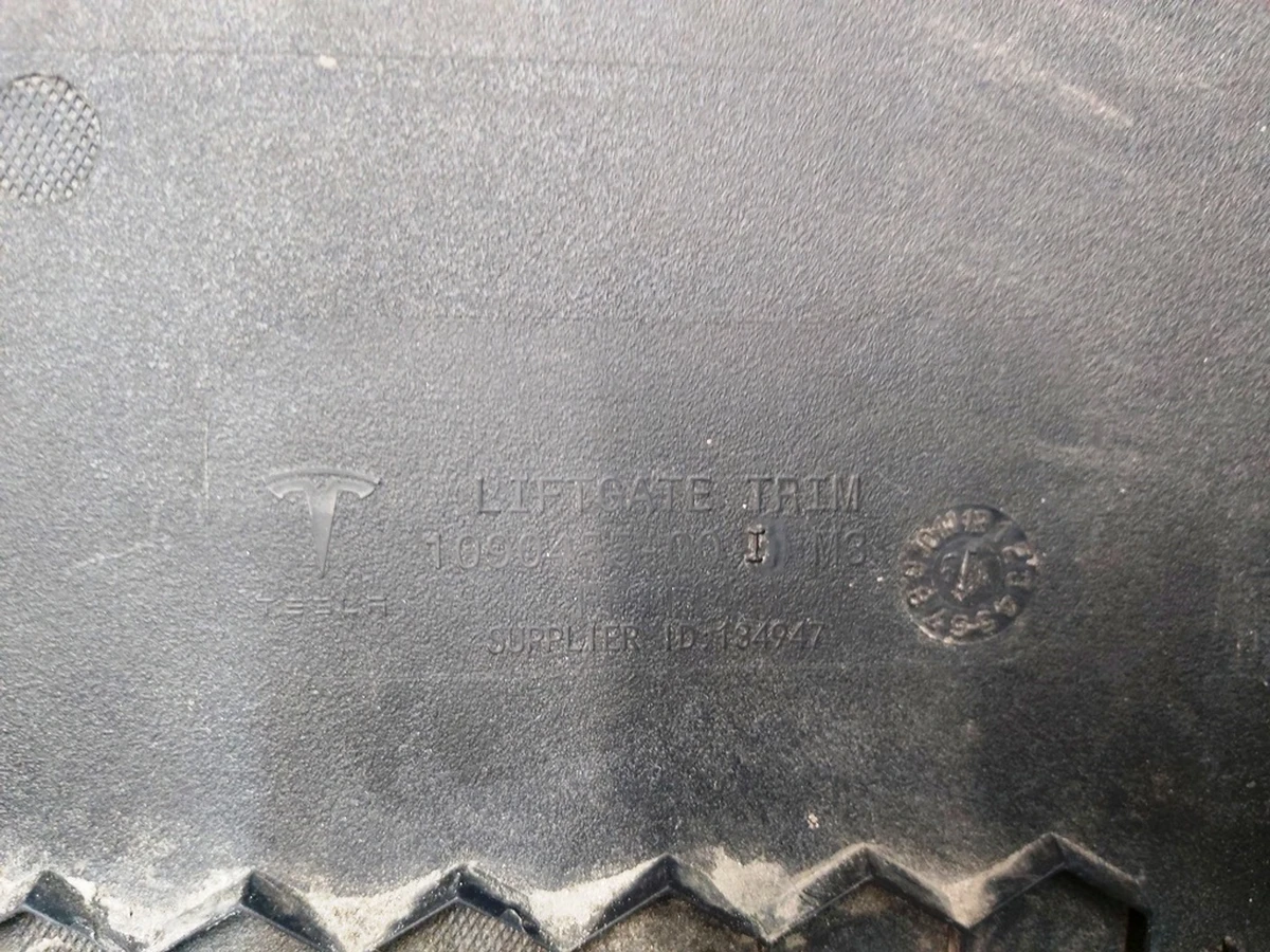 1 Карта кришки багажника Tesla model 3 1090454-00-I