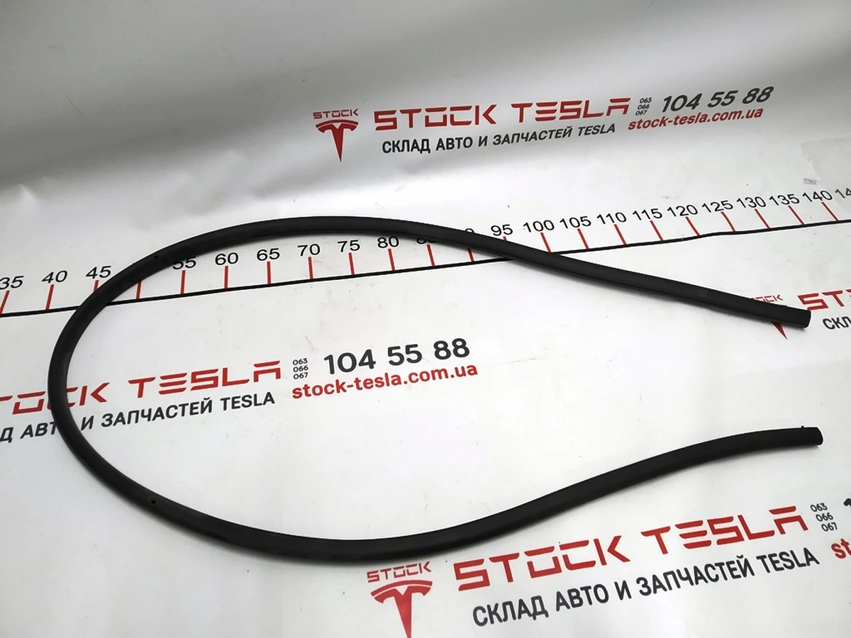 3 Ущільнювач двері передньої правої Tesla model 3 1090494-00-D