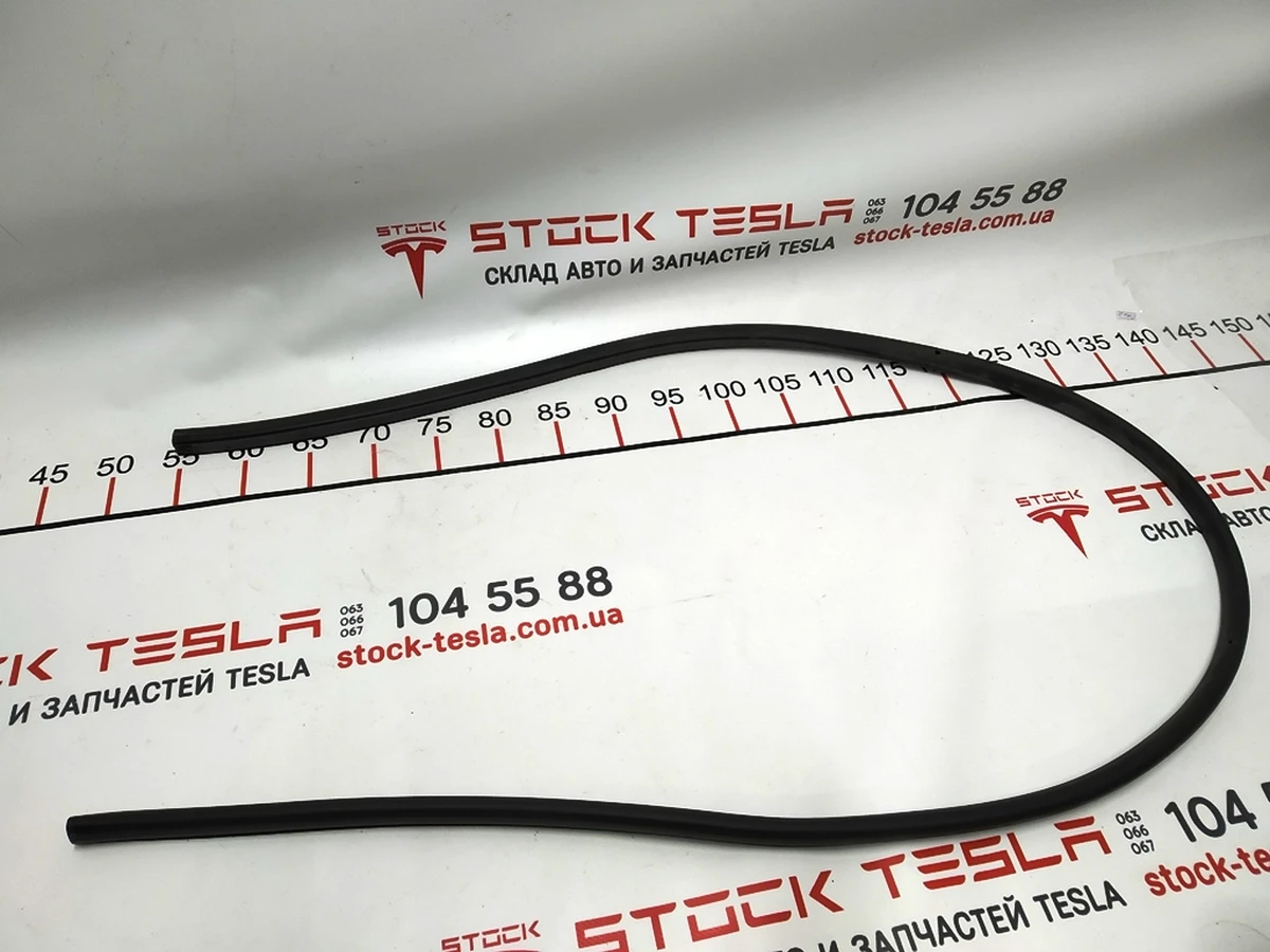 3 Ущільнювач двері передньої правої Tesla model 3 1090494-00-D