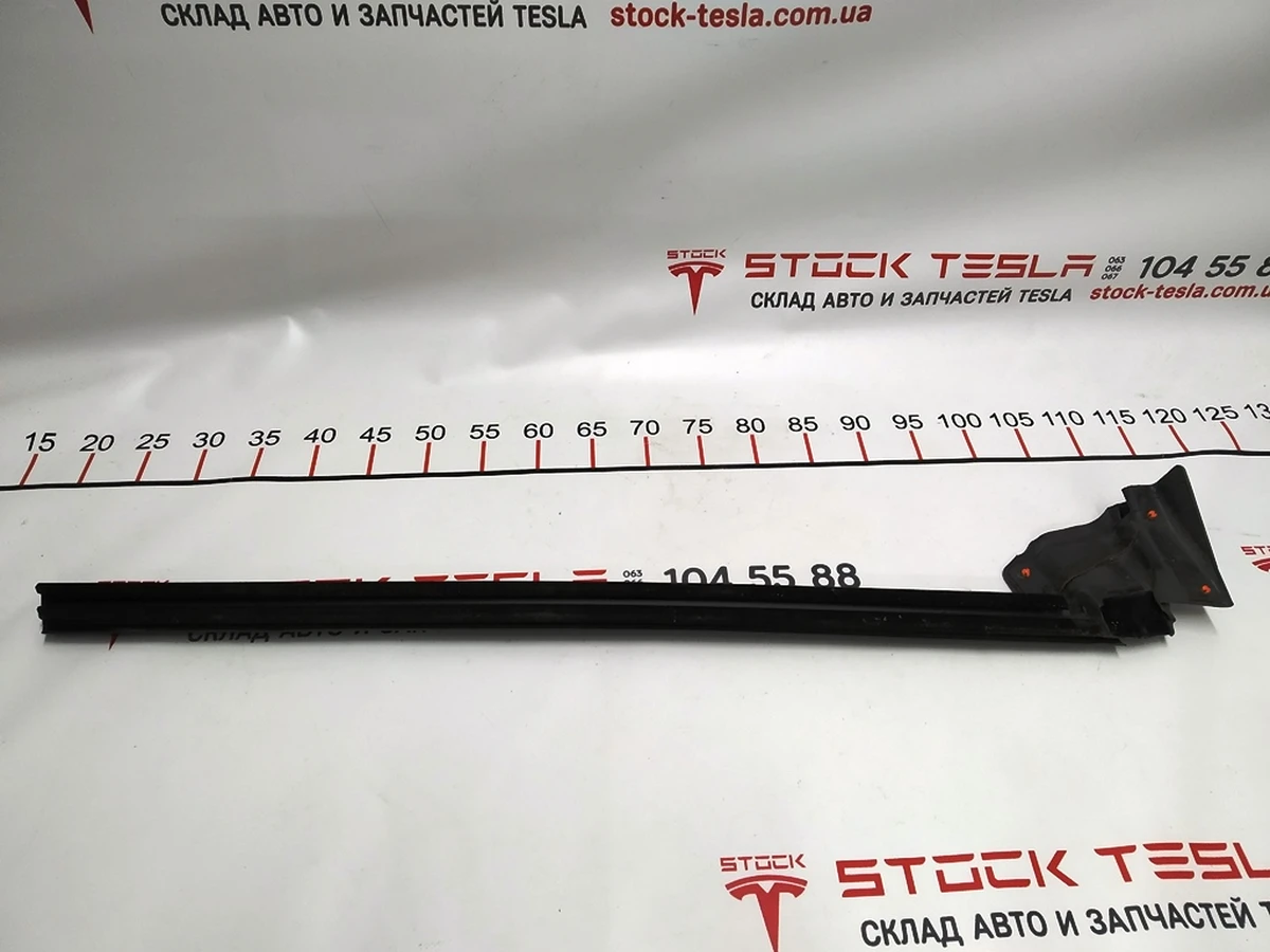 1 Ущільнювач скла внутрішній двері передньої правої Tesla model 3 1090496-00-E