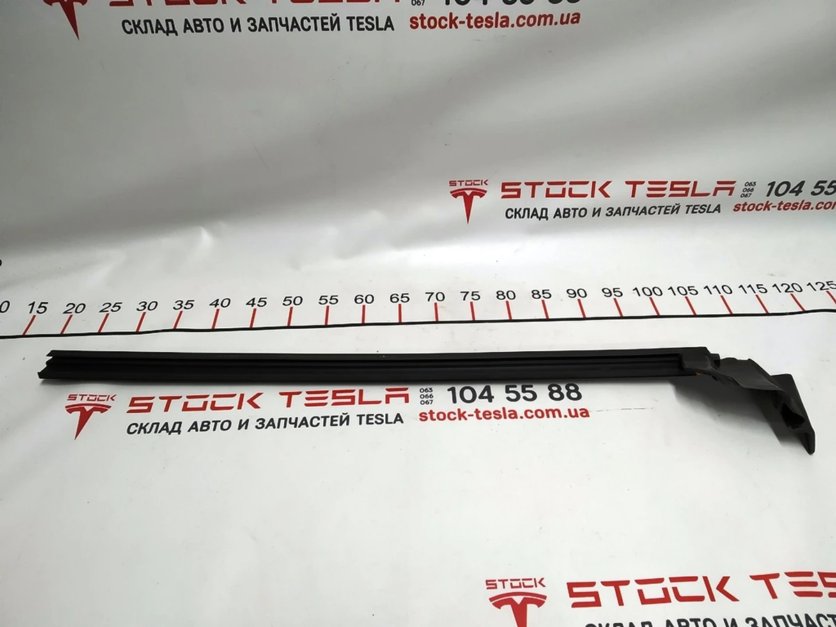 1 Ущільнювач скла внутрішній двері передньої правої Tesla model 3 1090496-00-E