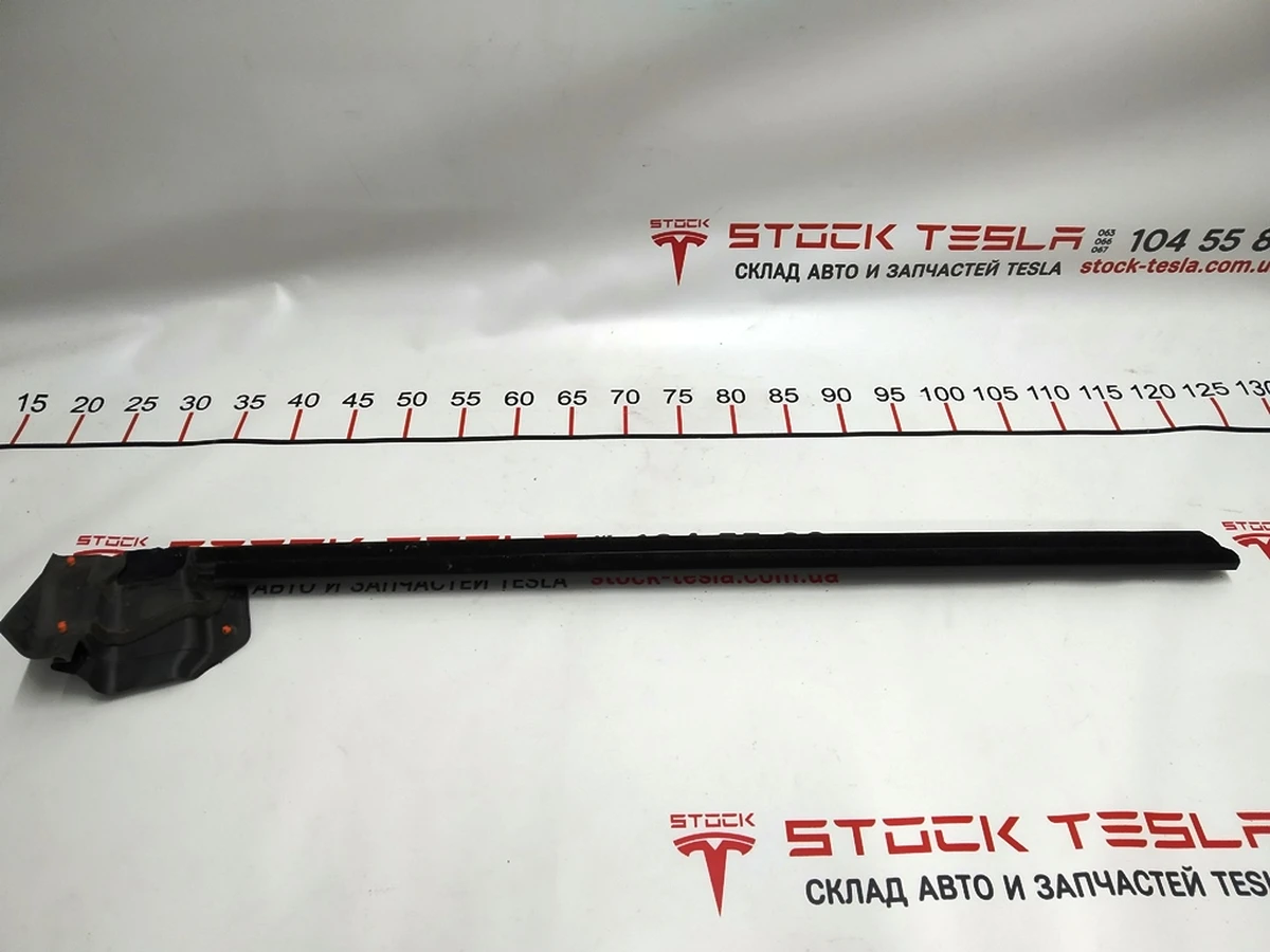 1 Ущільнювач скла внутрішній двері передньої правої Tesla model 3 1090496-00-E