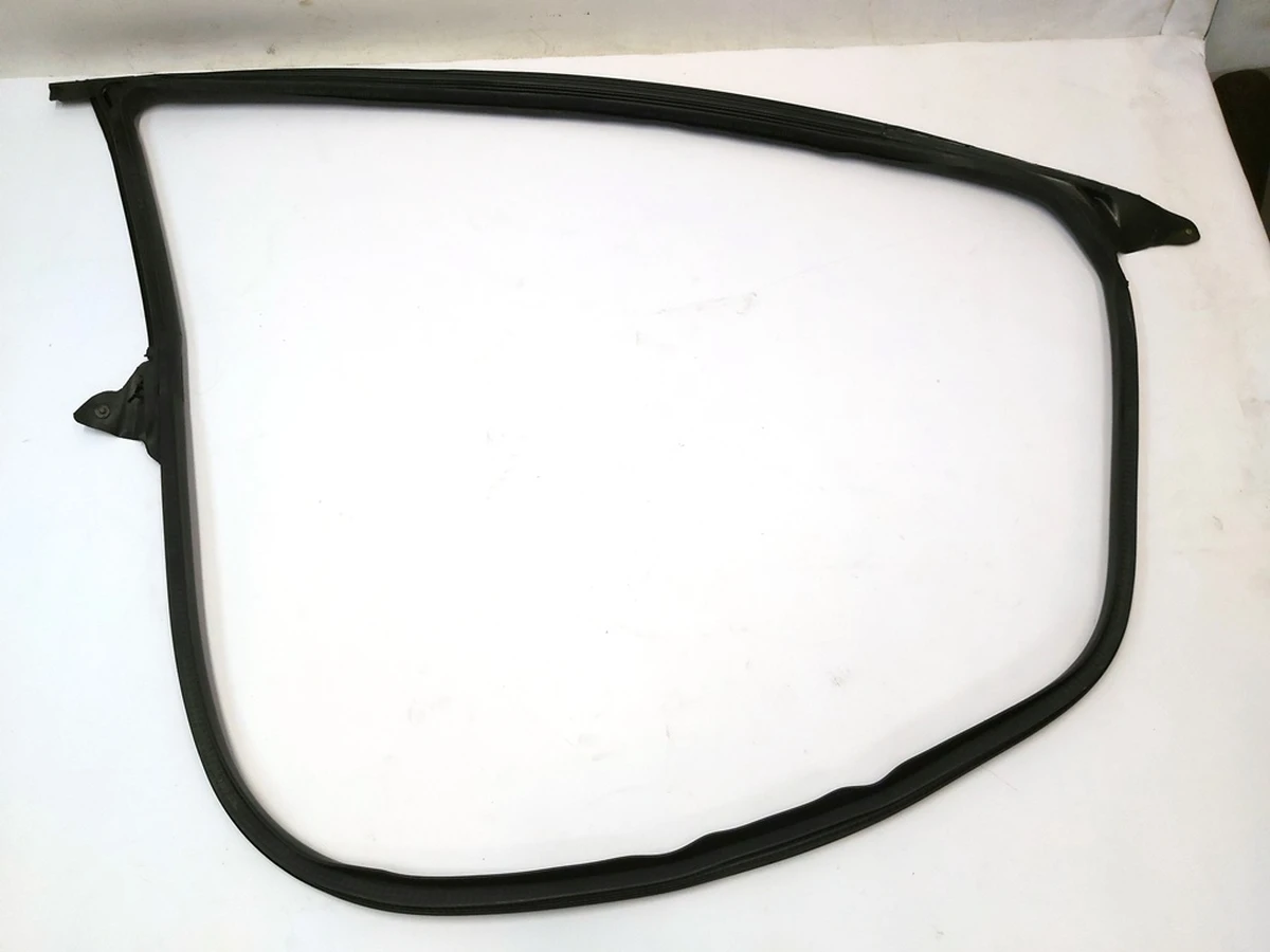 1 Уплотнитель дверного проёма переднего левого Tesla model 3 1090499-90-N