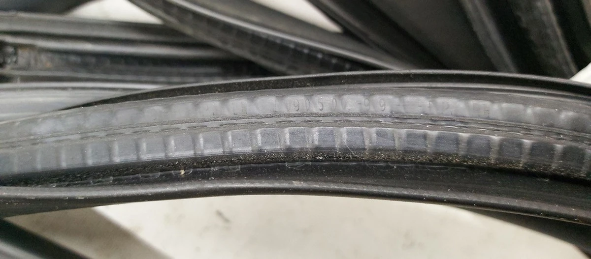 Уплотнитель дверного проема переднего правого Tesla model 3 1090500-00-K