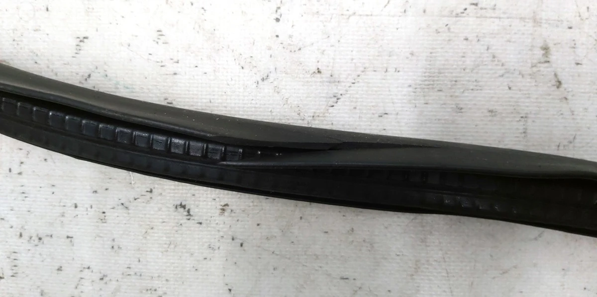 1 SEAL, BODY SIDE FR PRIMARY, RH with damage Tesla model 3 1090500-00-K