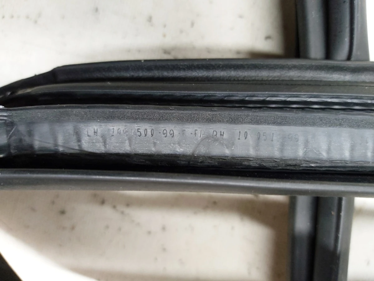 1 SEAL, BODY SIDE FR PRIMARY, RH with damage Tesla model 3 1090500-00-K