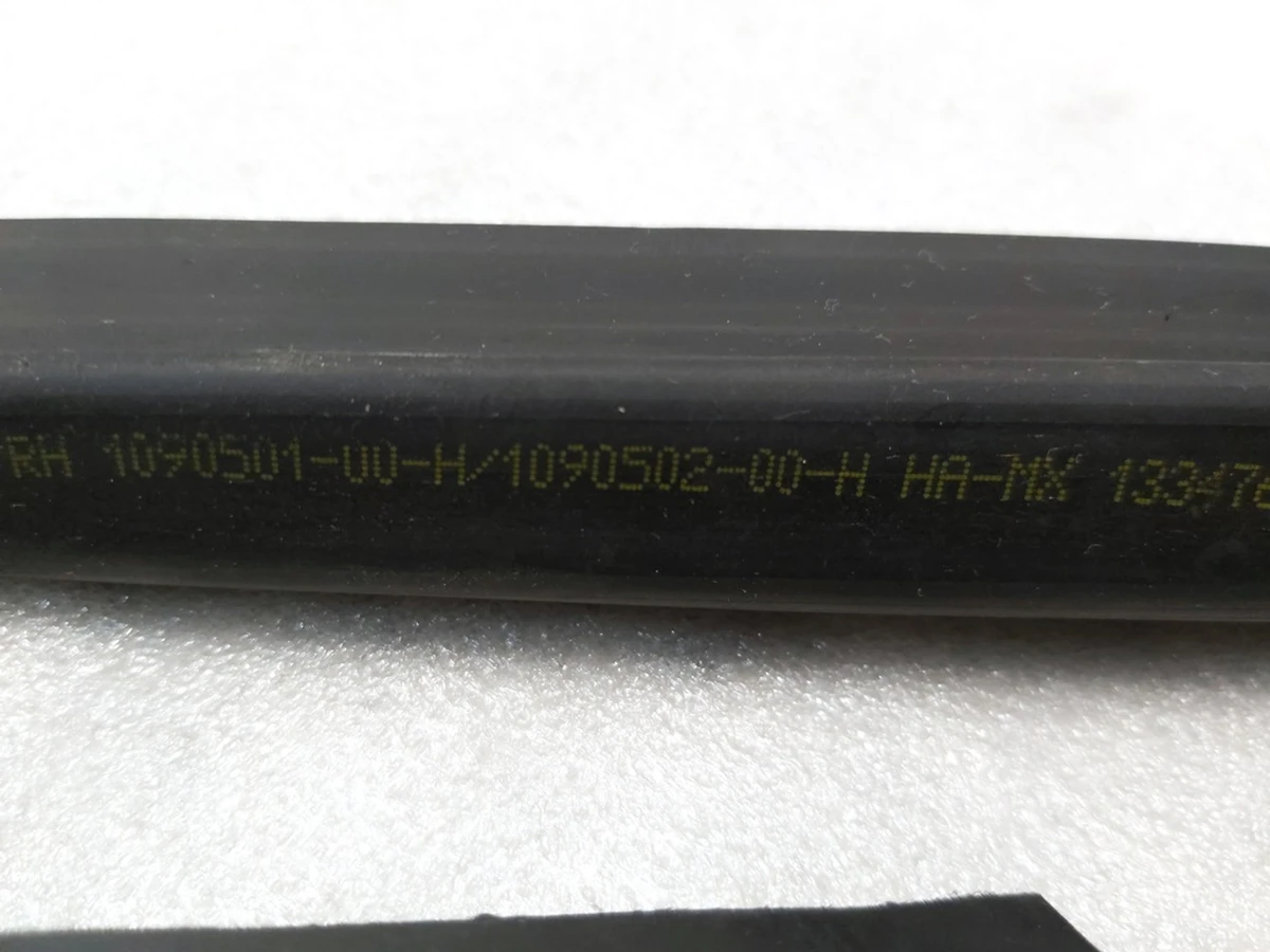 1 Уплотнитель форточки двери передней правой Tesla Model 3, Model 3 Jan 2024 1090502-00-G