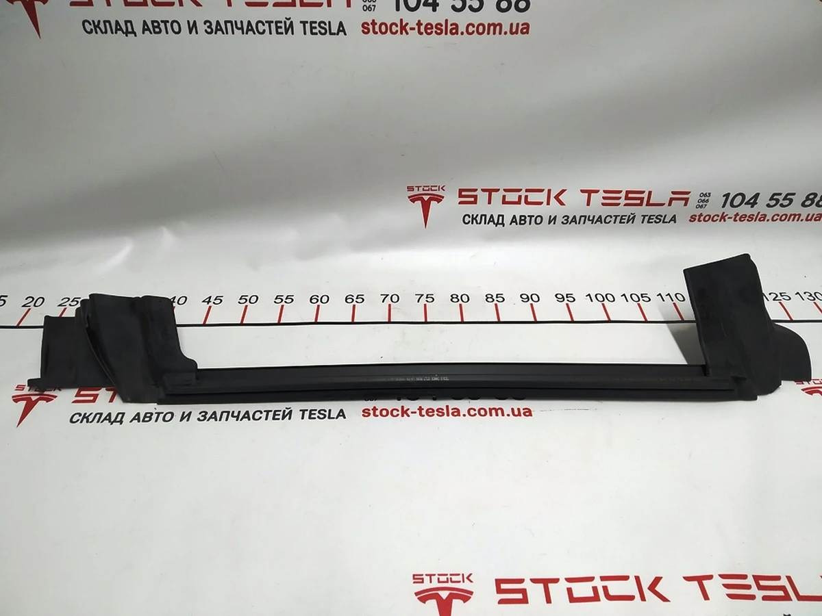 1 Ущільнювач скла внутрішній двері задніх лівих Tesla model 3 1090503-00-F